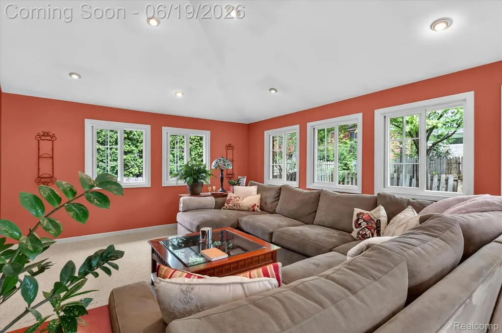 19780 Edshire Lane Grosse Pointe Woods City MI 48236