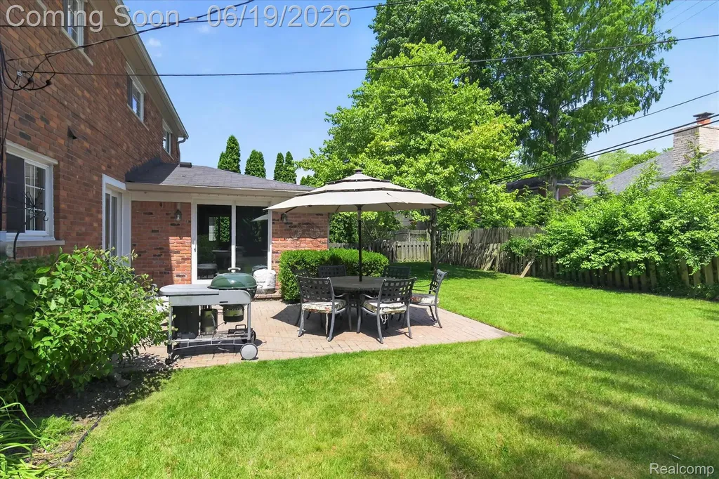 19780 Edshire Lane Grosse Pointe Woods City MI 48236