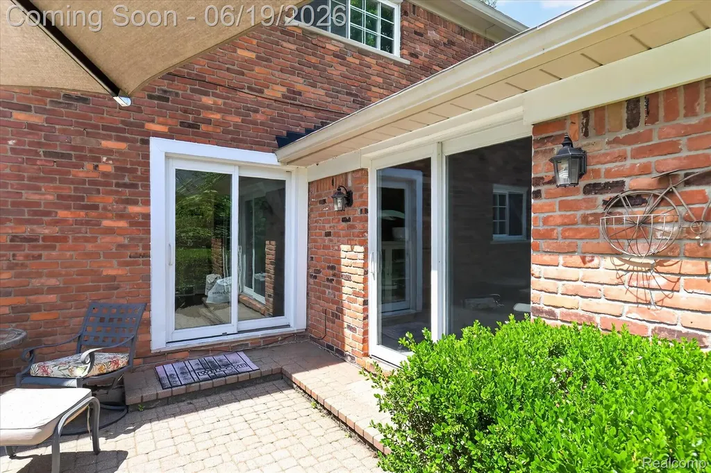 19780 Edshire Lane Grosse Pointe Woods City MI 48236