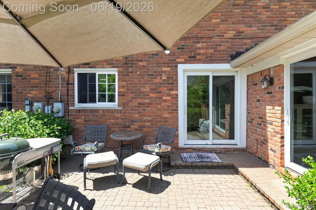 19780 Edshire Lane Grosse Pointe Woods City MI 48236