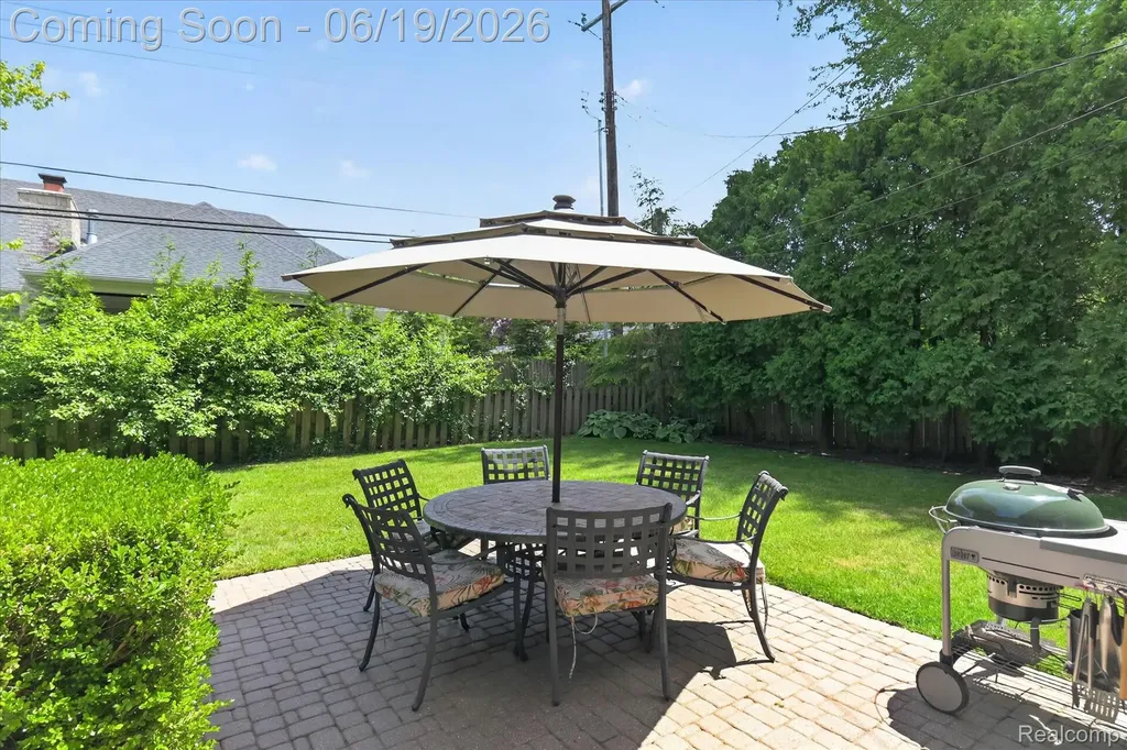 19780 Edshire Lane Grosse Pointe Woods City MI 48236
