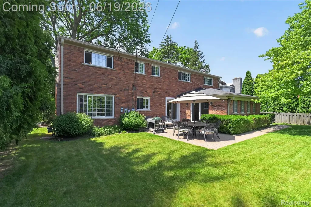 19780 Edshire Lane Grosse Pointe Woods City MI 48236