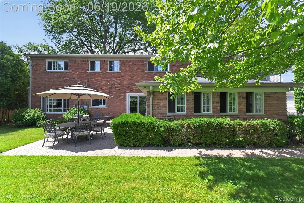 19780 Edshire Lane Grosse Pointe Woods City MI 48236