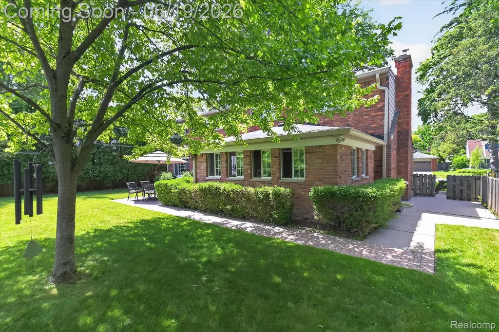 19780 Edshire Lane Grosse Pointe Woods City MI 48236