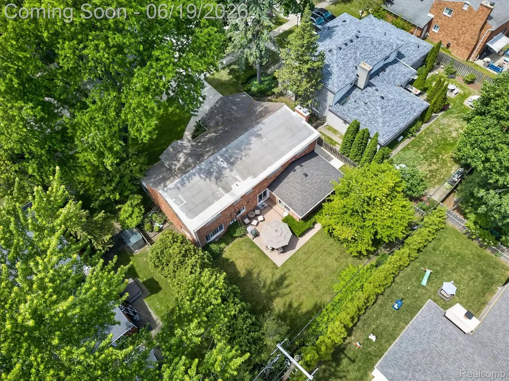 19780 Edshire Lane Grosse Pointe Woods City MI 48236