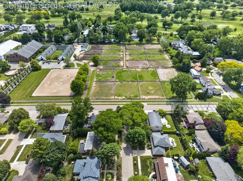 19780 Edshire Lane Grosse Pointe Woods City MI 48236