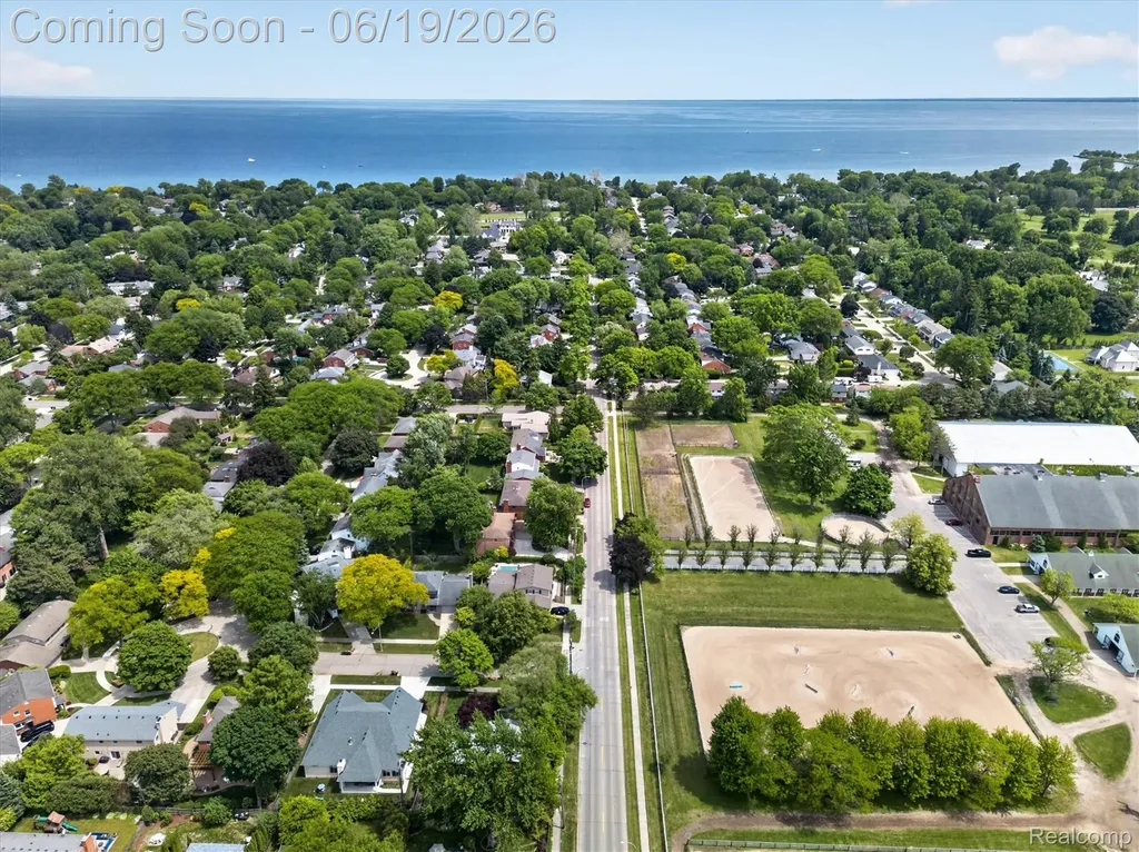 19780 Edshire Lane Grosse Pointe Woods City MI 48236
