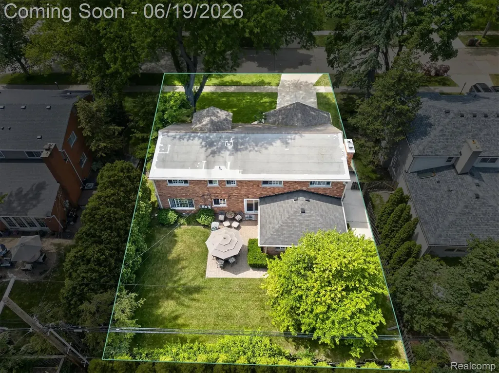19780 Edshire Lane Grosse Pointe Woods City MI 48236