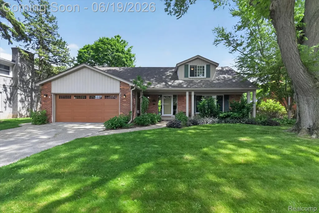 19780 Edshire Lane Grosse Pointe Woods City MI 48236