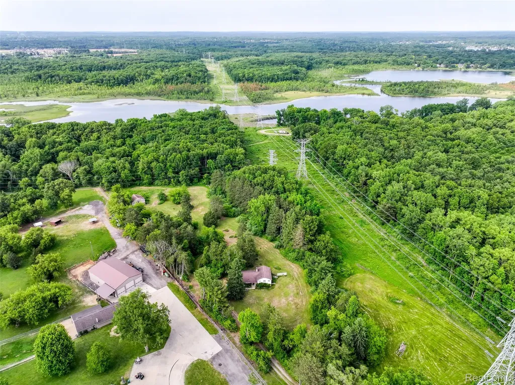 3020 Glengary Road Commerce Charter Township MI 48382