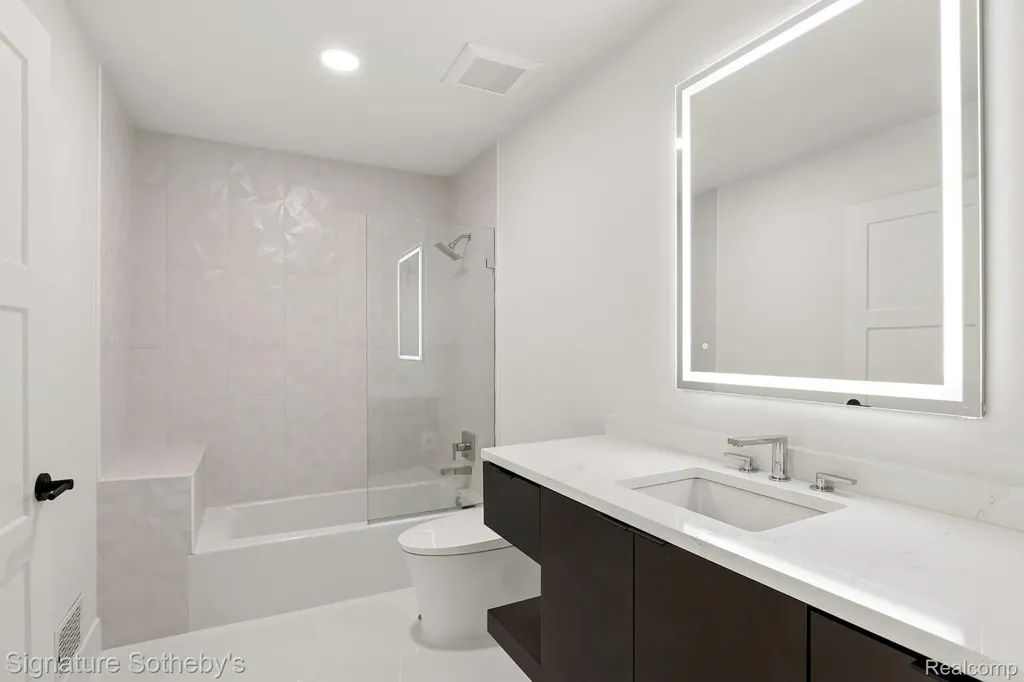 2532 Cedar Brook Court Rochester Hills City MI 48309