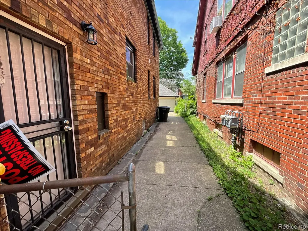 17165 Wisconsin Street Detroit City MI 48221