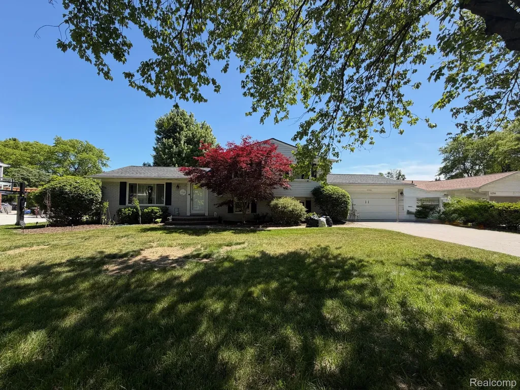 6366 Walker Drive Troy City MI 48085