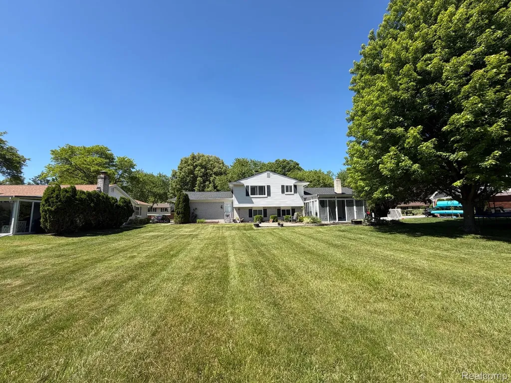 6366 Walker Drive Troy City MI 48085