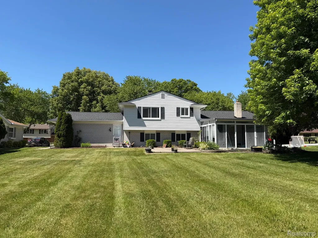 6366 Walker Drive Troy City MI 48085
