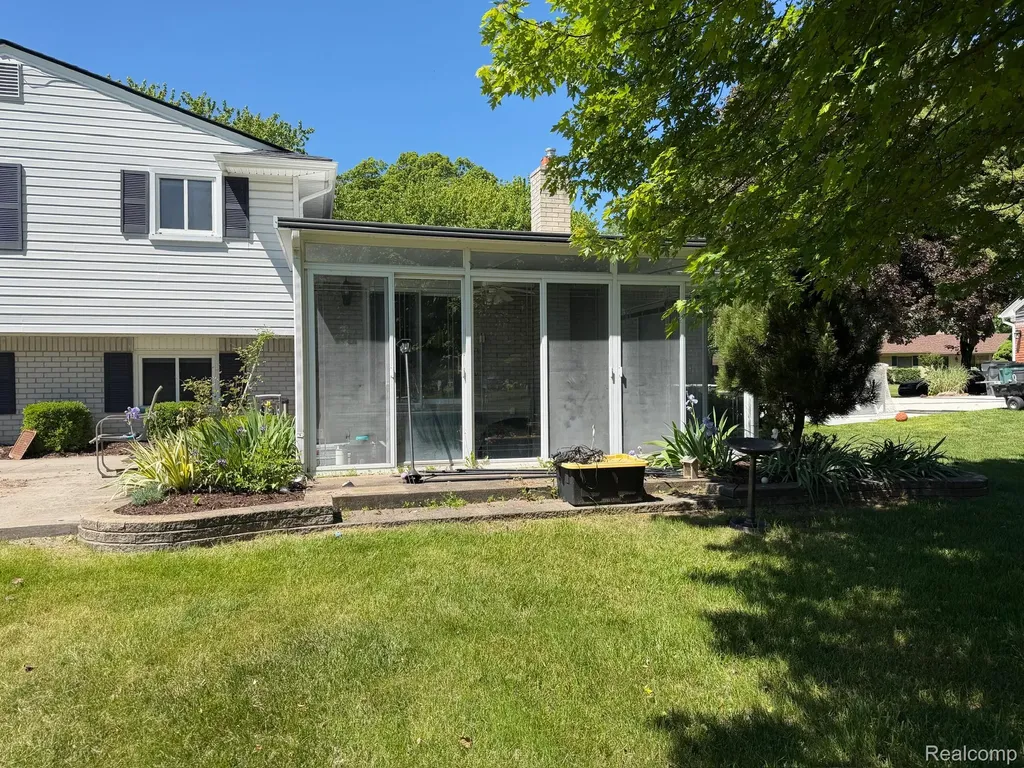 6366 Walker Drive Troy City MI 48085