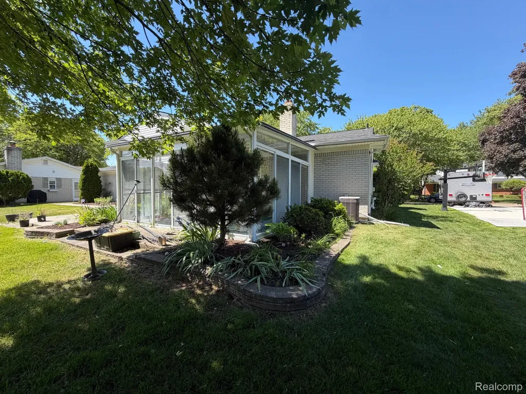 6366 Walker Drive Troy City MI 48085