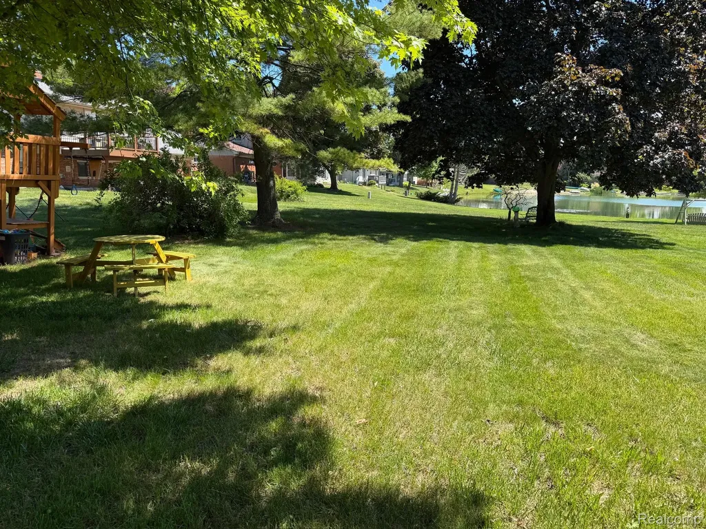 6366 Walker Drive Troy City MI 48085