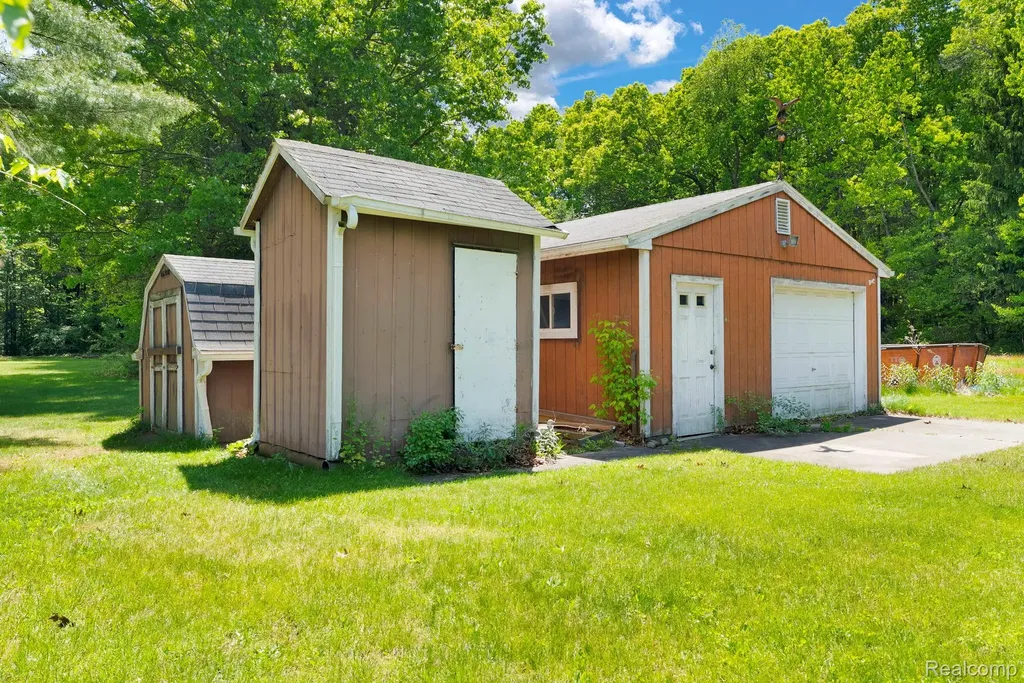 4207 Pine Grove Avenue Fort Gratiot Charter Township MI 48059