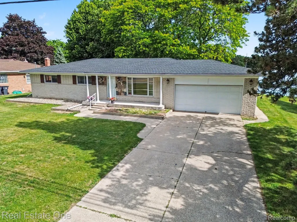 1347 E Square Lake Road Troy City MI 48085