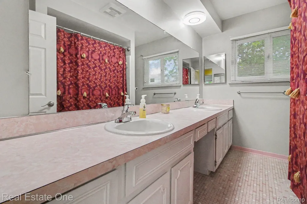 1347 E Square Lake Road Troy City MI 48085