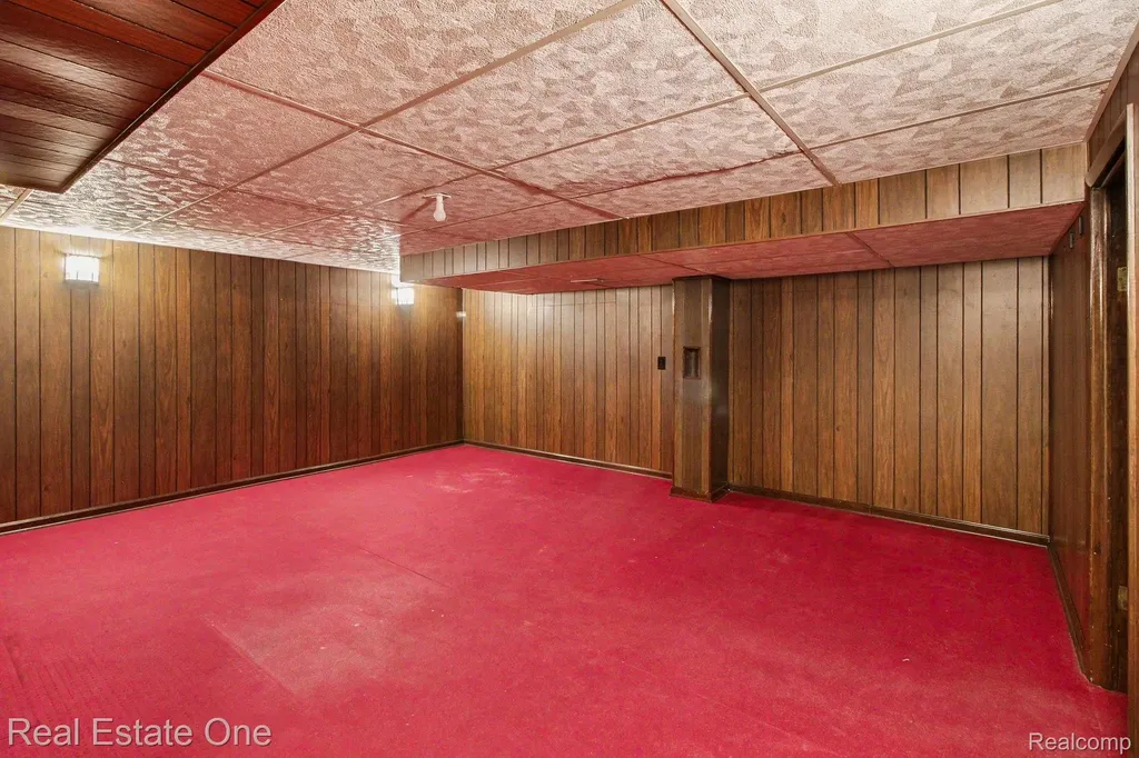 1347 E Square Lake Road Troy City MI 48085