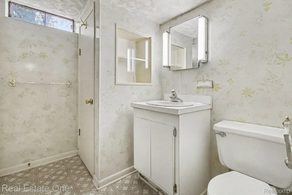 1347 E Square Lake Road Troy City MI 48085