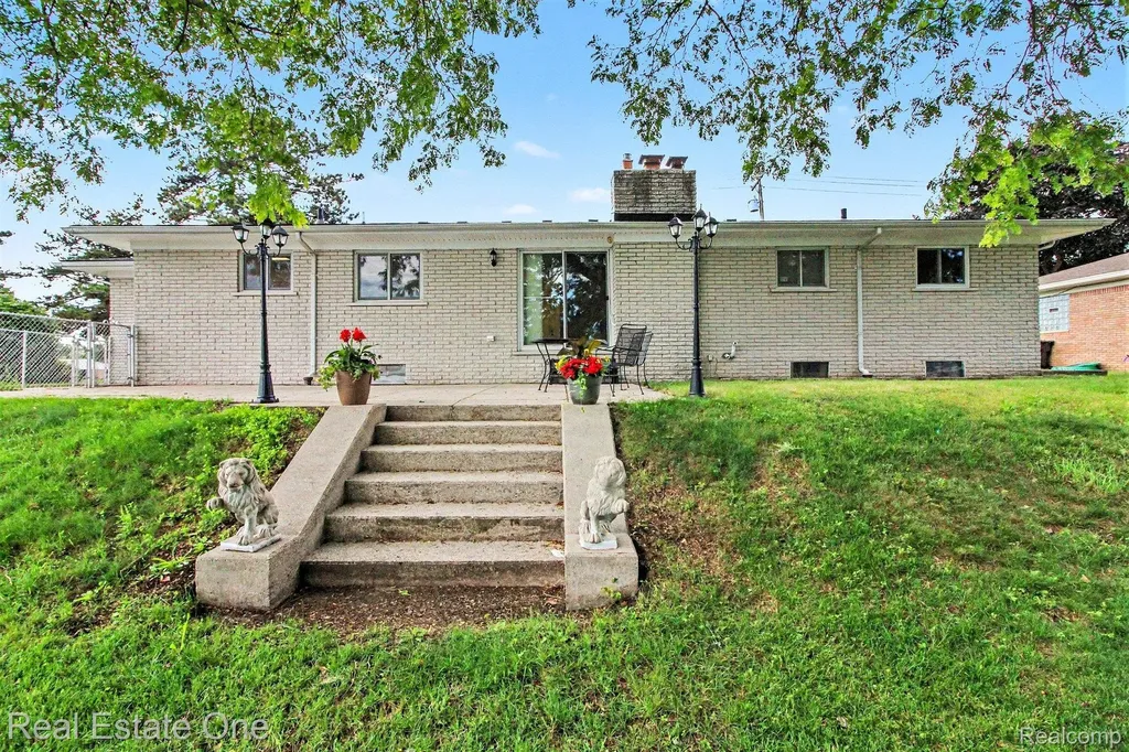1347 E Square Lake Road Troy City MI 48085