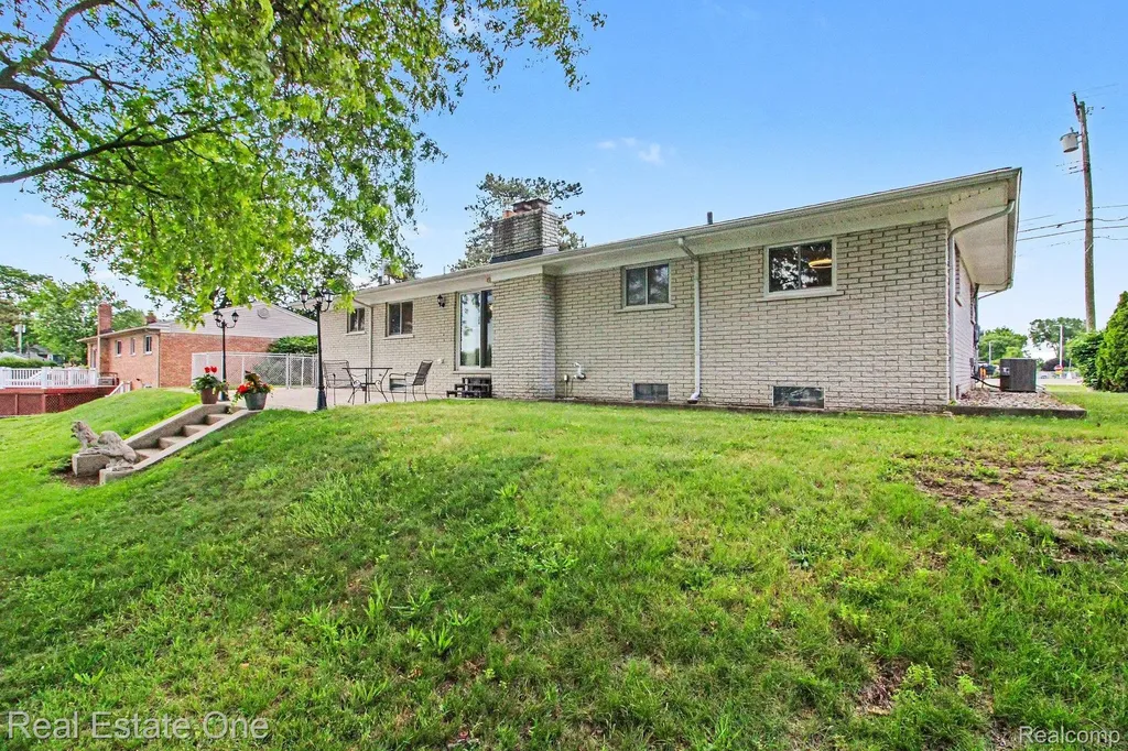1347 E Square Lake Road Troy City MI 48085