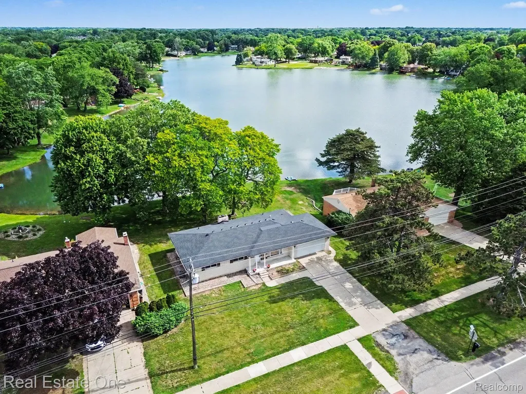 1347 E Square Lake Road Troy City MI 48085