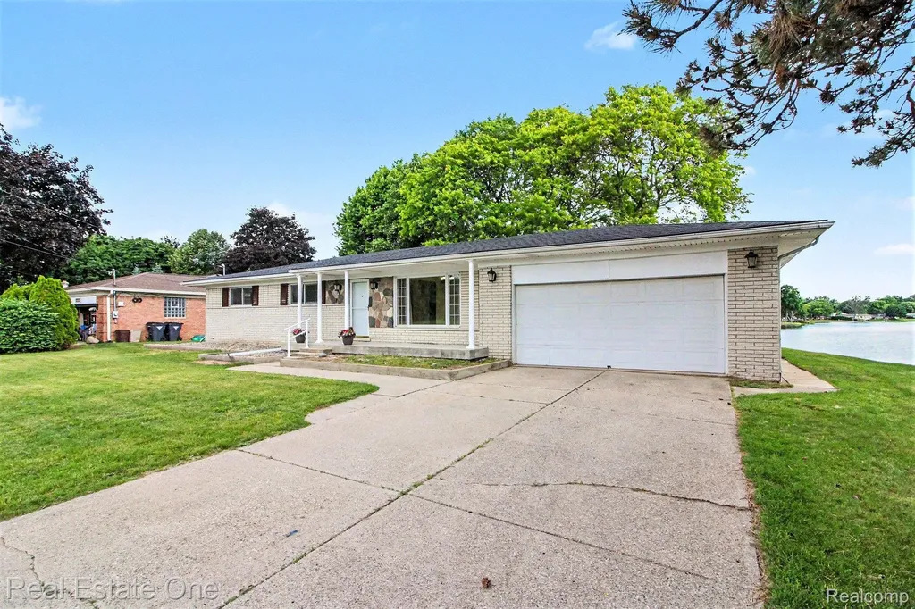 1347 E Square Lake Road Troy City MI 48085