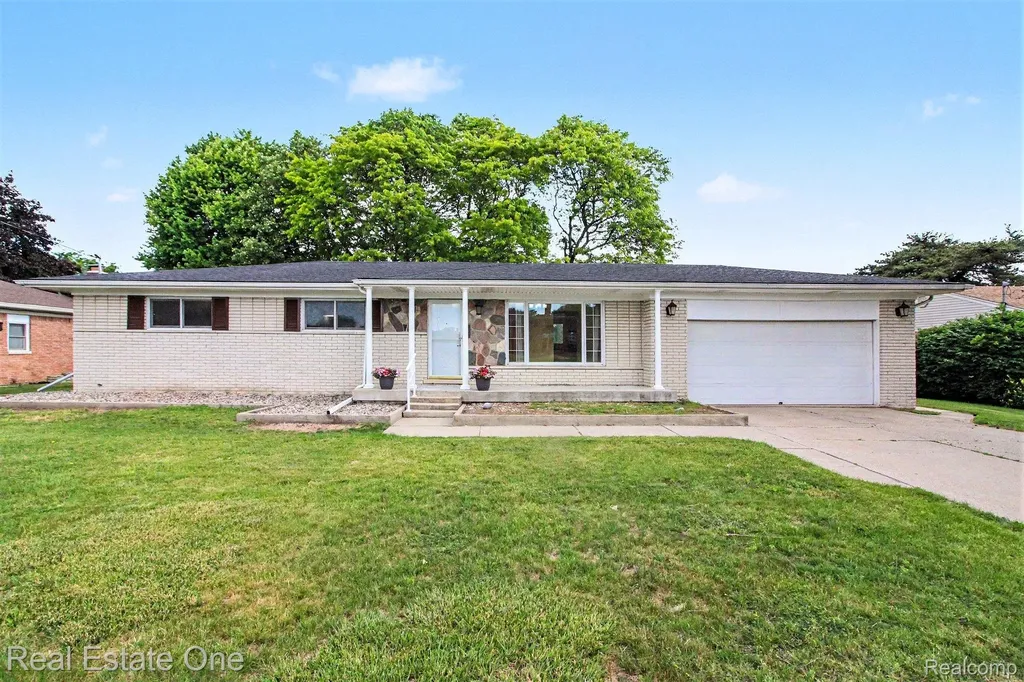 1347 E Square Lake Road Troy City MI 48085