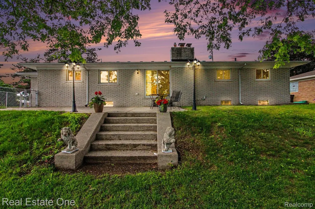 1347 E Square Lake Road Troy City MI 48085