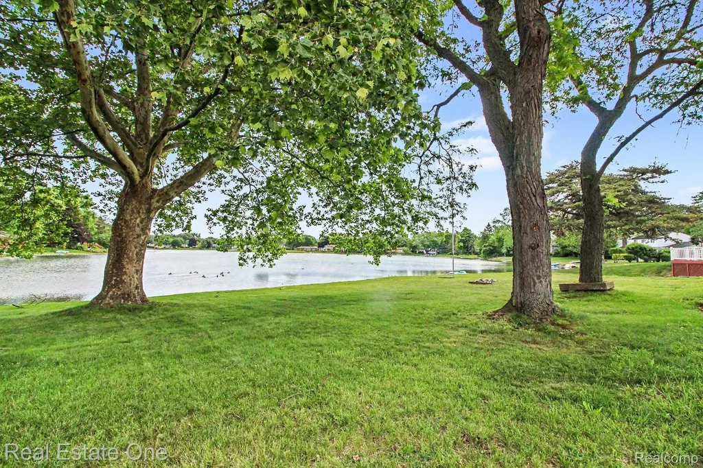 1347 E Square Lake Road Troy City MI 48085