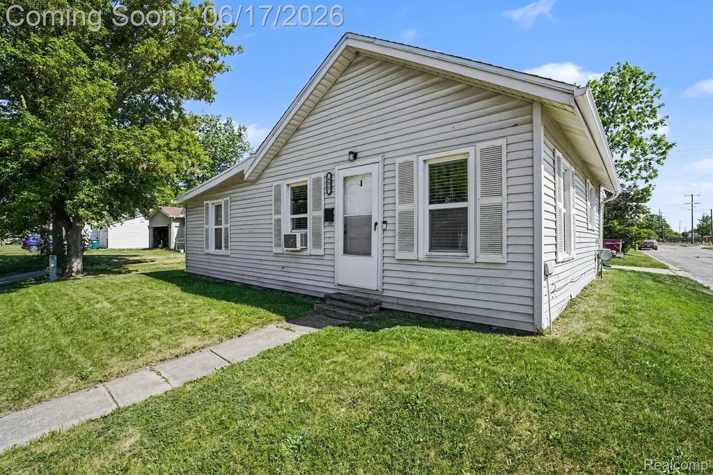 651 S Elm Street Lapeer City MI 48446