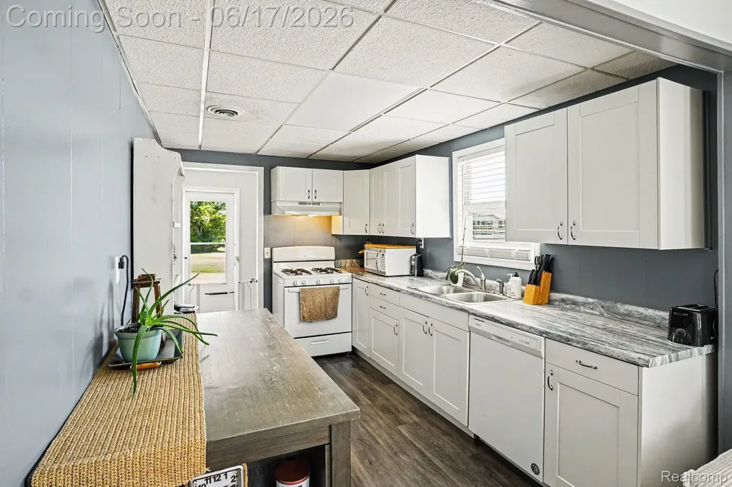 651 S Elm Street Lapeer City MI 48446