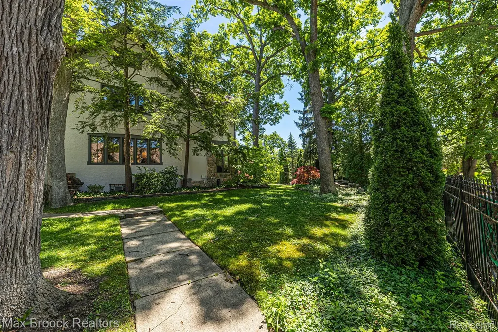 532 Brookside Avenue Birmingham City MI 48009