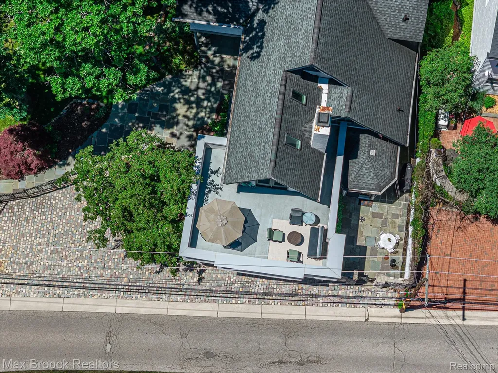 532 Brookside Avenue Birmingham City MI 48009