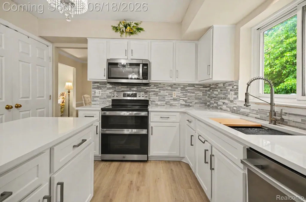 425 Thornridge Court Rochester Hills City MI 48307