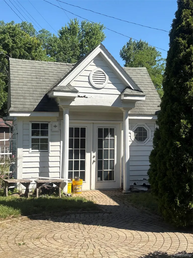 6001 N Harvey Street Westland City MI 48185