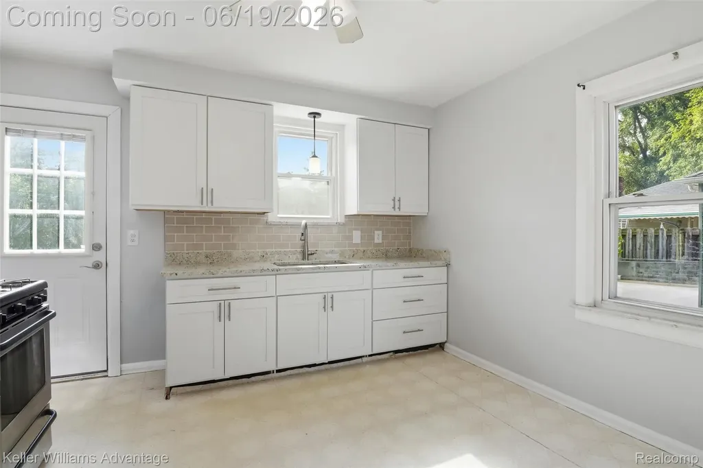 13592 Berwyn Redford Charter Township MI 48239