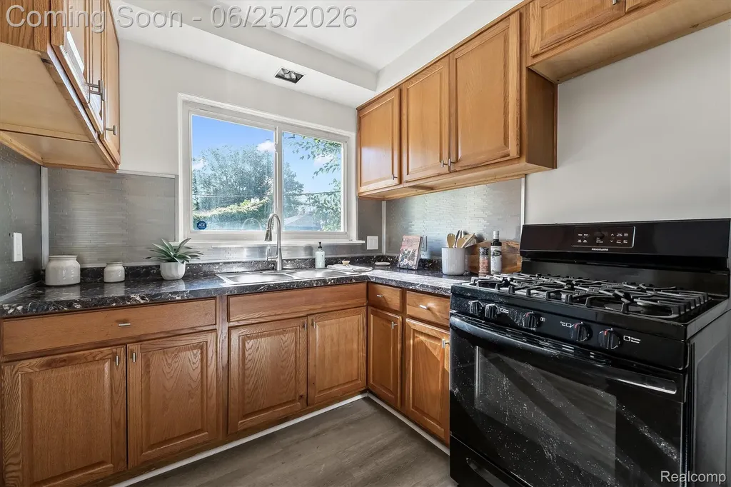 23520 Marlow Street Oak Park City MI 48237