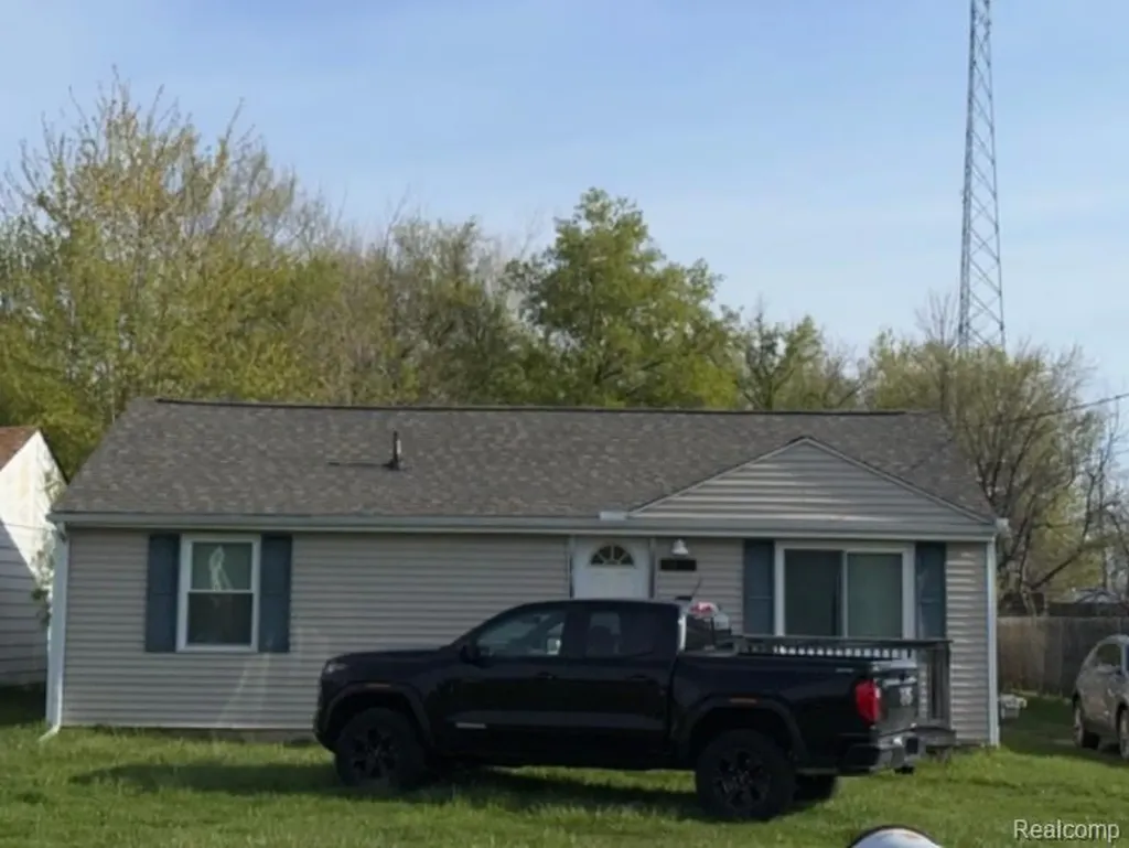 5465 Raymond Avenue Burton City MI 48509