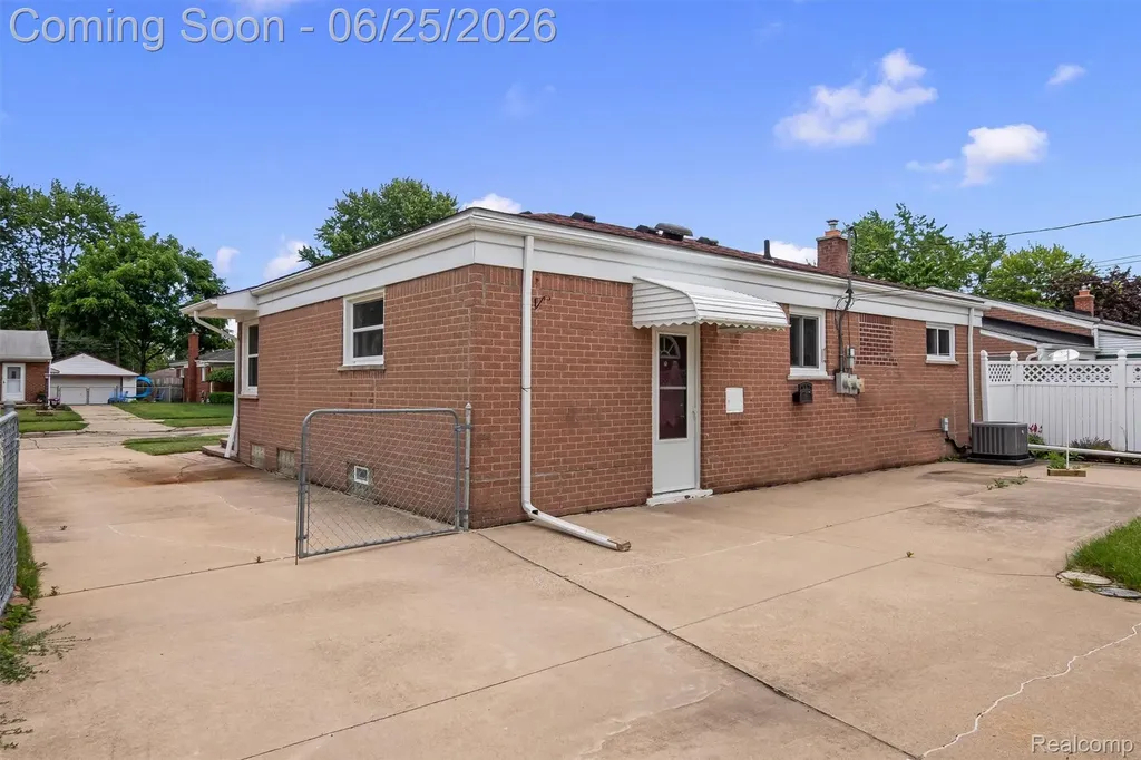 35919 Larchwood Street Clinton Charter Township MI 48035