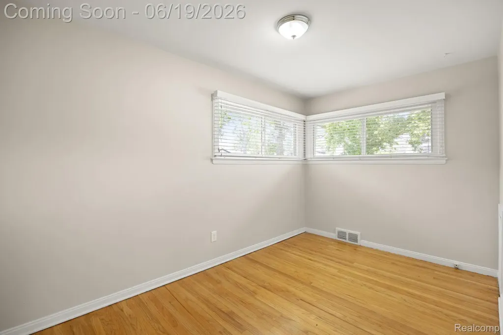 2879 Royal Avenue Berkley City MI 48072