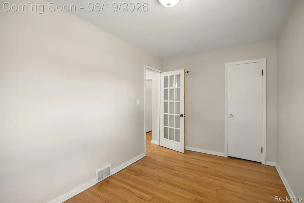 2879 Royal Avenue Berkley City MI 48072