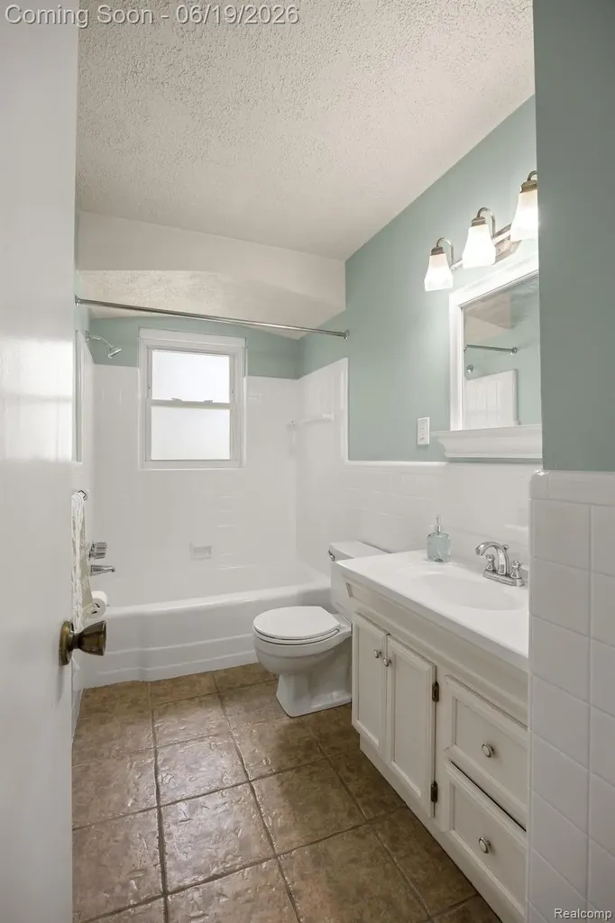 2879 Royal Avenue Berkley City MI 48072