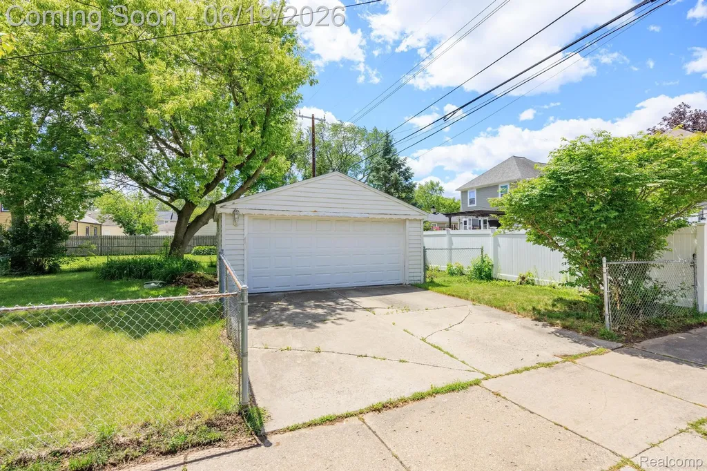 2879 Royal Avenue Berkley City MI 48072