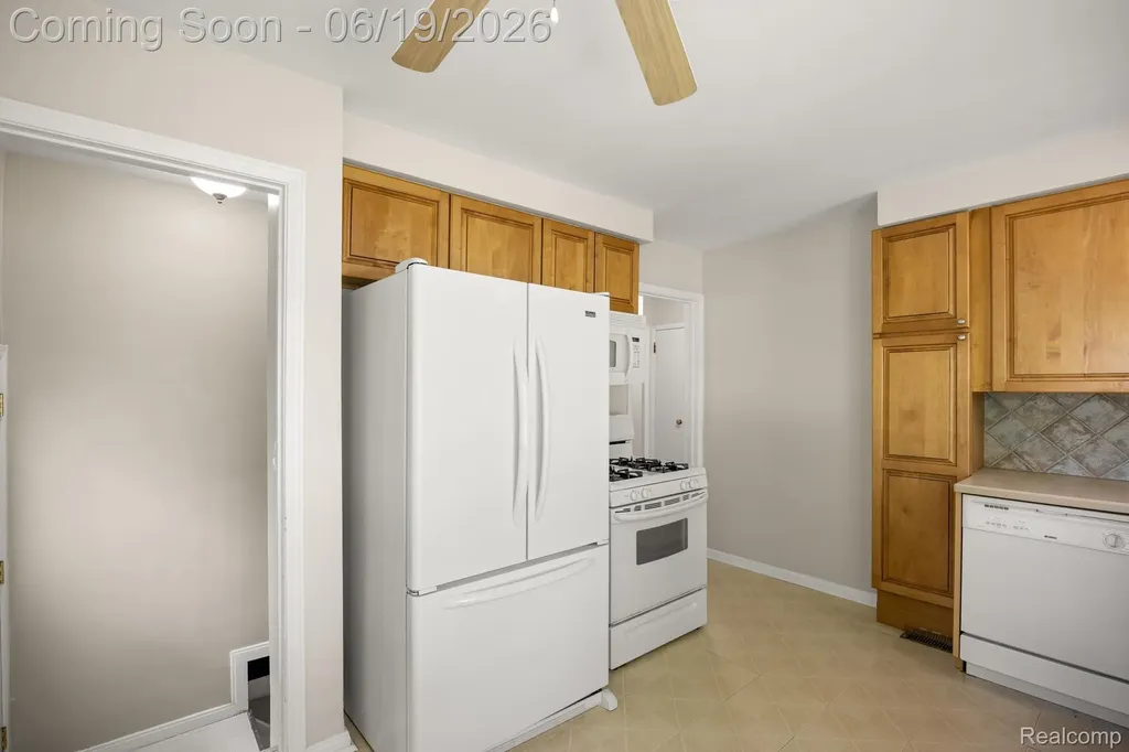 2879 Royal Avenue Berkley City MI 48072