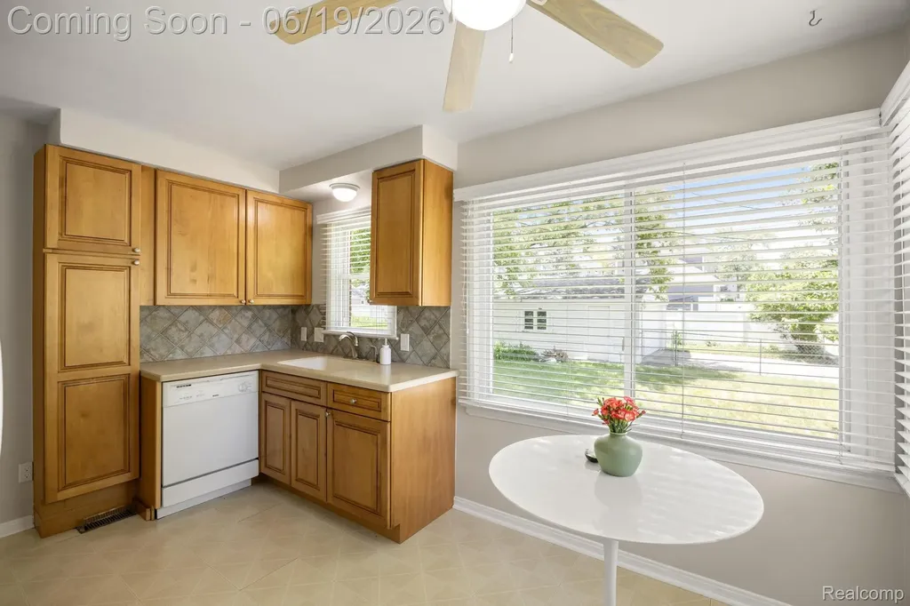 2879 Royal Avenue Berkley City MI 48072